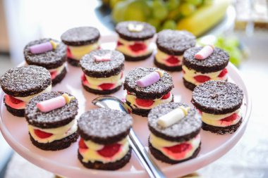 Düğün resepsiyonu için masada lezzetli tatlılar.