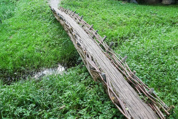Holzbrücke Über Das Wasser Auf Der Grünen Wiese — Stockfoto
