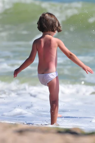 Ребенок Играет Водой Пляже View Back — стоковое фото