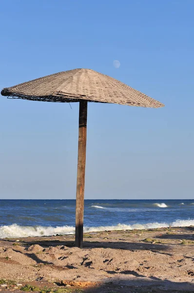 Sonnenschirm Hölzerne Säule Strand — Stockfoto