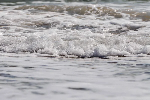 海浪和泡沫 水花飞溅 — 图库照片