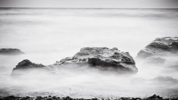 单色海洋景观 黑白两色的海长期暴露镜头 — 图库照片