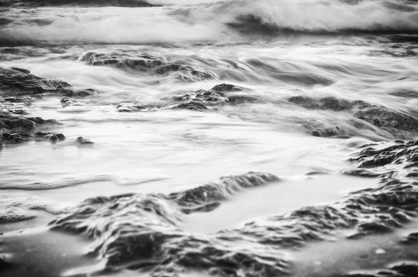 单色海洋景观 黑白两色的海长期暴露镜头 — 图库照片