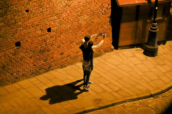 Couple Making Selfie Photograph Night Street — Stock Photo, Image