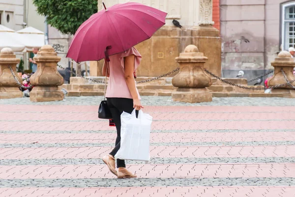 Menschen Mit Regenschirm Gehen Einem Regnerischen Tag Auf Die Straße — Stockfoto