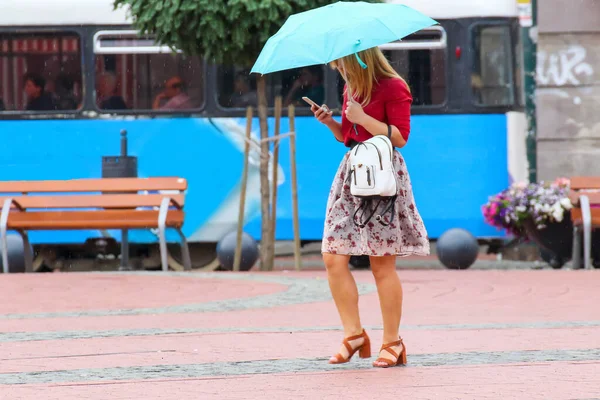 Les Gens Avec Parapluie Marchent Dans Rue Jour Pluie — Photo