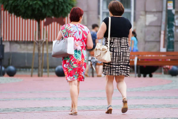 Gente Cammina Strada Giorno Primavera — Foto Stock