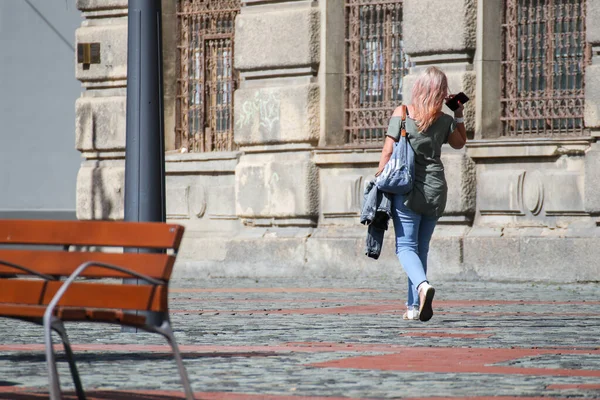 Gente Cammina Strada Giorno Primavera — Foto Stock