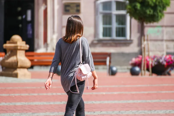 Menschen Gehen Einem Sonnigen Tag Auf Die Straße — Stockfoto