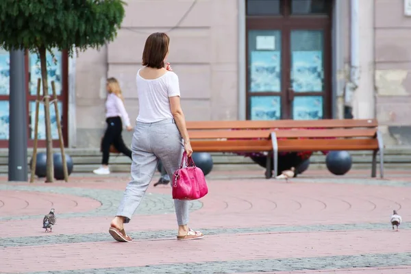 Gente Está Caminando Calle Día Soleado — Foto de Stock