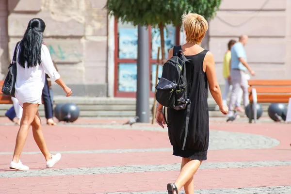 Menschen Gehen Einem Sonnigen Tag Auf Die Straße — Stockfoto