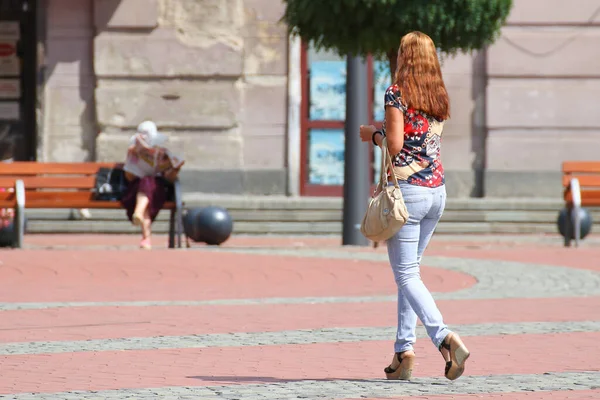 Menschen Gehen Einem Sonnigen Tag Auf Die Straße — Stockfoto