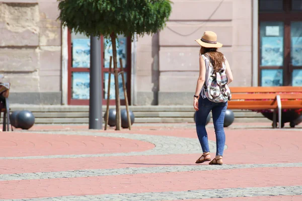 Menschen Gehen Einem Sonnigen Tag Auf Die Straße — Stockfoto