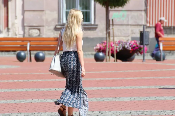 Ludzie Chodzą Ulicy Słoneczny Dzień — Zdjęcie stockowe