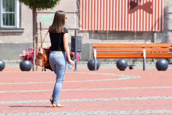 Menschen Gehen Einem Sonnigen Tag Auf Die Straße — Stockfoto