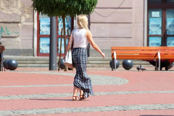 Menschen Gehen Einem Sonnigen Tag Auf Die Straße — Stockfoto