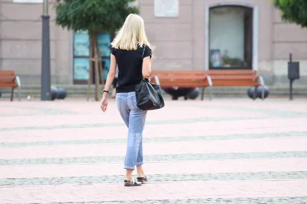 Menschen Gehen Einem Sonnigen Tag Auf Die Straße — Stockfoto