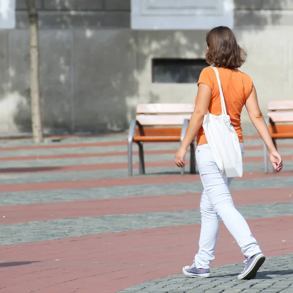 Gente Cammina Strada Una Giornata Sole — Foto Stock