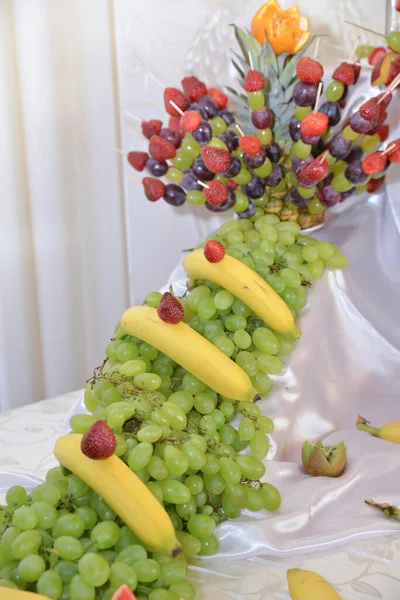 Düğün Için Masada Meyve Düzenlemeleri Var — Stok fotoğraf