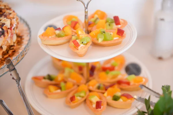 결혼식 피로연을 식탁에 맛있는 과자들 — 스톡 사진