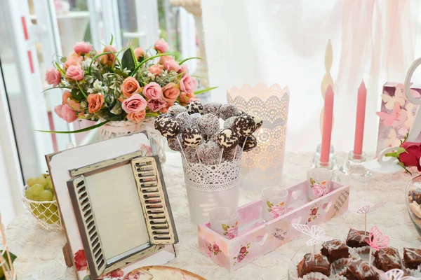 Délicieux Bonbons Disposés Sur Table Pour Réception Mariage — Photo