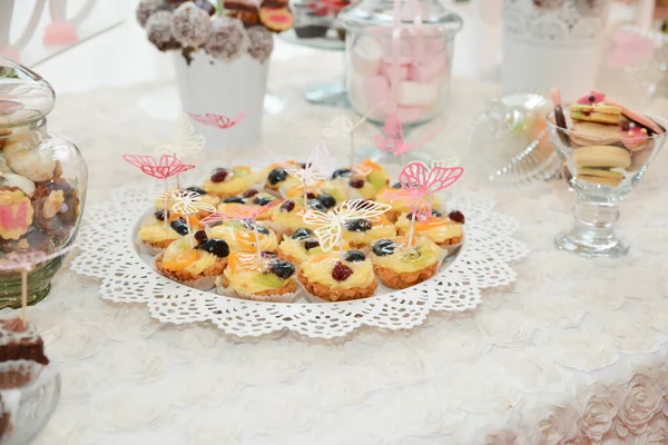 Deliciosos Dulces Dispuestos Mesa Para Recepción Boda — Foto de Stock