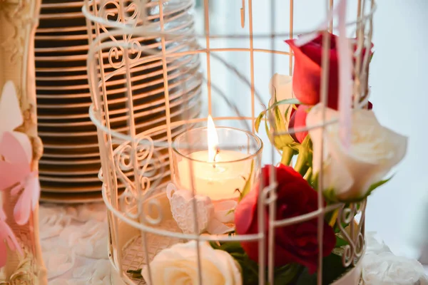 Bruiloft Tafel Decoratie Kaarsen Bloemen Een Metalen Kooi — Stockfoto