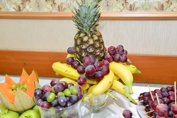 Fruktarrangemang Bordet För Bröllopsmottagning — Stockfoto