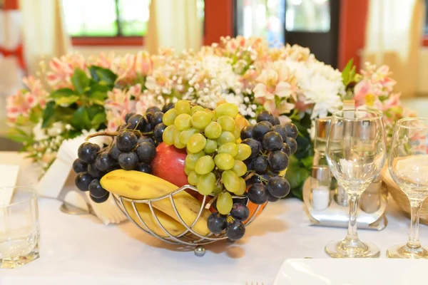 Fruitarrangementen Tafel Voor Bruiloftsreceptie — Stockfoto
