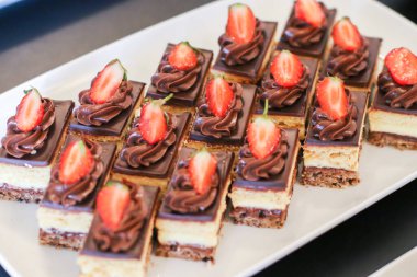 Düğün resepsiyonu için masada lezzetli tatlılar.