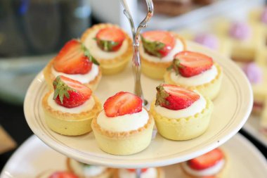 Düğün resepsiyonu için masada lezzetli tatlılar.