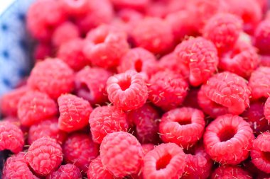 Bir kasede taze ahududu