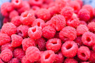 Bir kasede taze ahududu