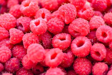 Bir kasede taze ahududu