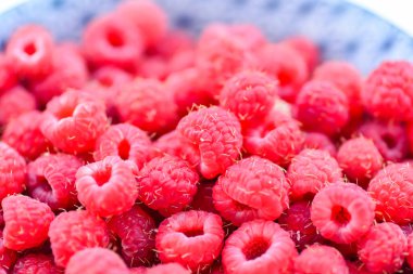 Bir kasede taze ahududu