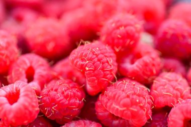 Bir kasede taze ahududu