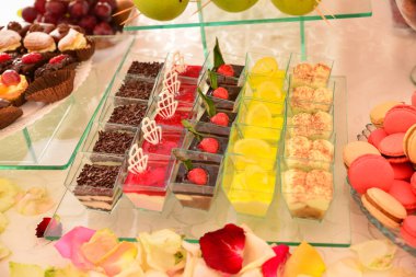 Düğün resepsiyonu için masada lezzetli tatlılar.