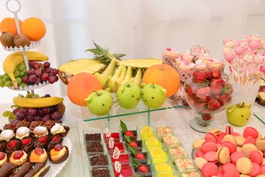 Düğün resepsiyonu için masada lezzetli tatlılar.