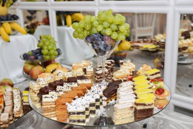 Düğün resepsiyonu için masada lezzetli tatlılar.