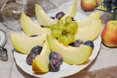 Düğün resepsiyonu için masada lezzetli tatlılar.