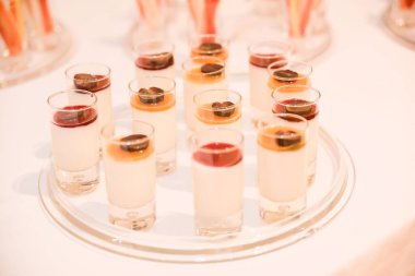 Düğün resepsiyonu için masada lezzetli tatlılar.