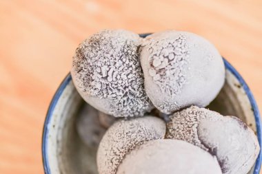 Bir kasede donmuş erikler