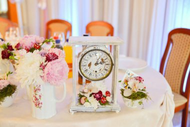 Düğün resepsiyonu için restoran masası düzenlemeleri