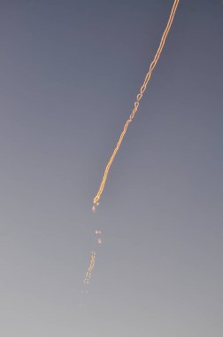 Gökyüzünde uçak izleri