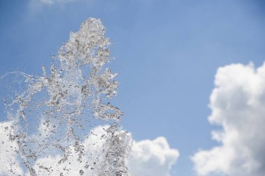 Su gökyüzüne sıçrıyor