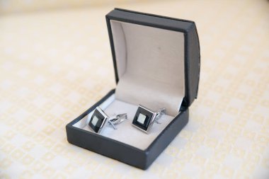 düğün anıları. Damat kol düğmeleri bir kara kutunun içinde