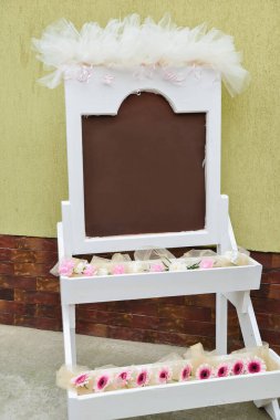 Açık hava karatahta düğün düzenlemesi