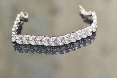 Gelin bileziği masanın üstünde.