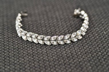 Gelin bileziği masanın üstünde.