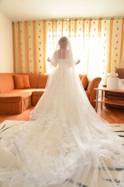 gelin beyaz gelinliği